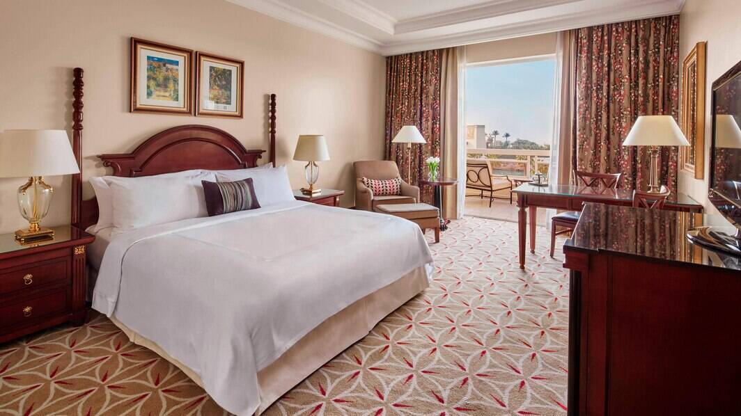 Deluxe King Pool or Golf Room