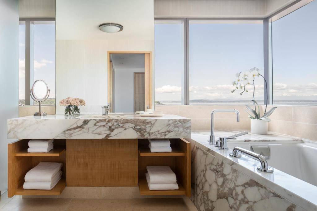 Corner Elliot Bay Suite King