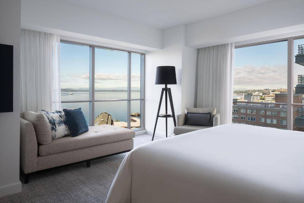 Corner Elliot Bay Suite King