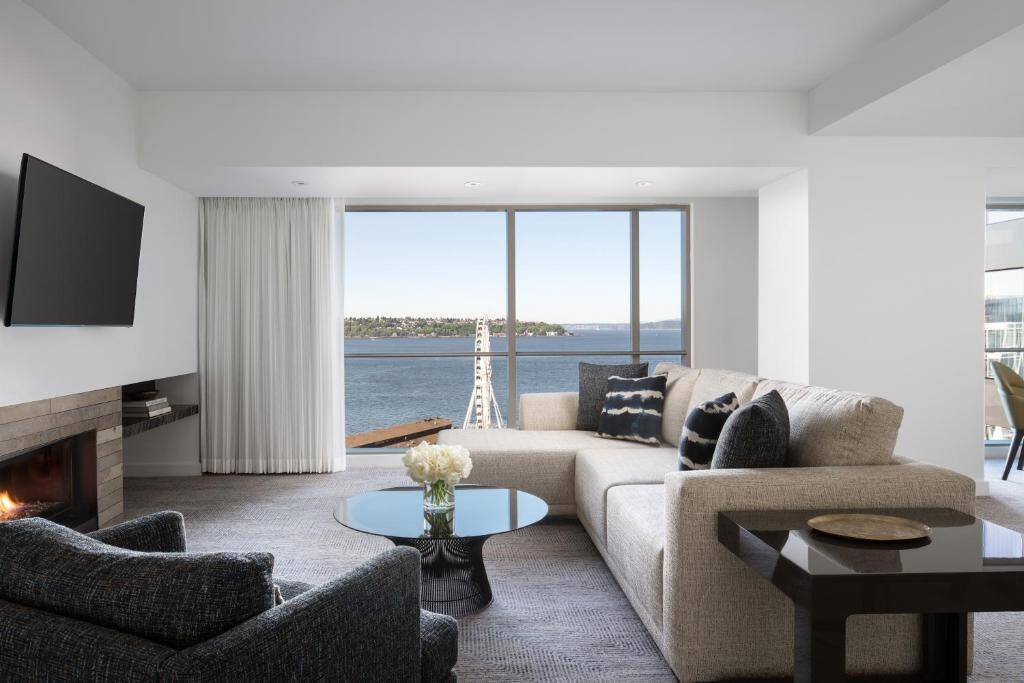 Deluxe Elliot Bay Suite King