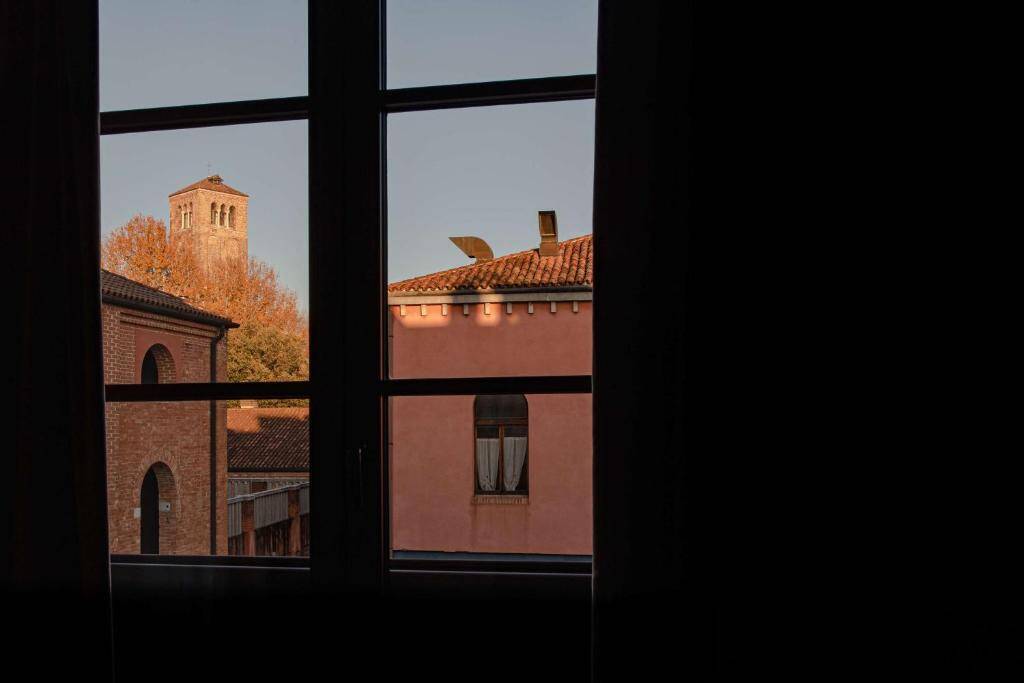 King Bed Courtyard View