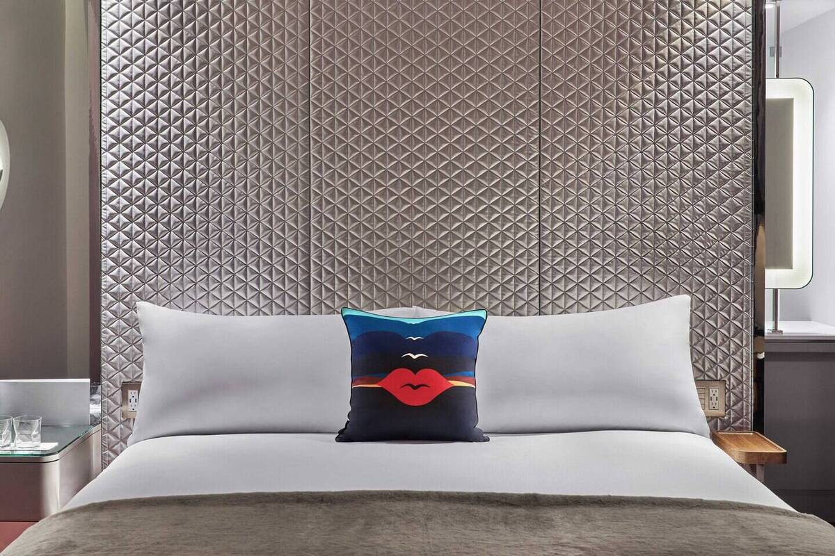 King Guest Room, Partial Mountain View