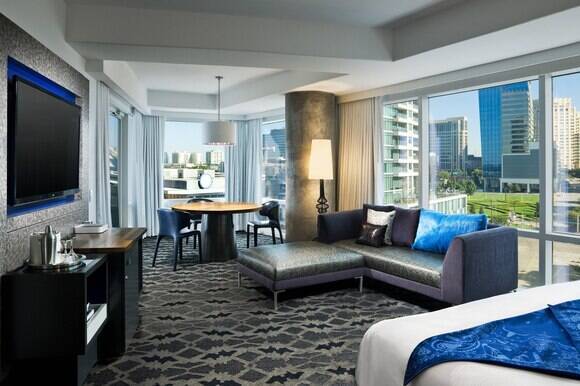 STUDIO SUITE KING ARENA VIEW CITY VIEW CORNER ROOM BALCONY