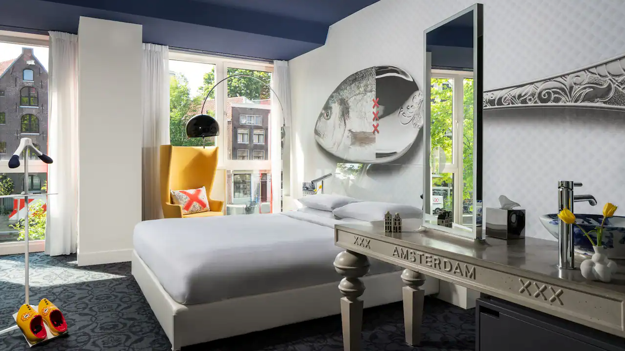 Queen Bed Canal View