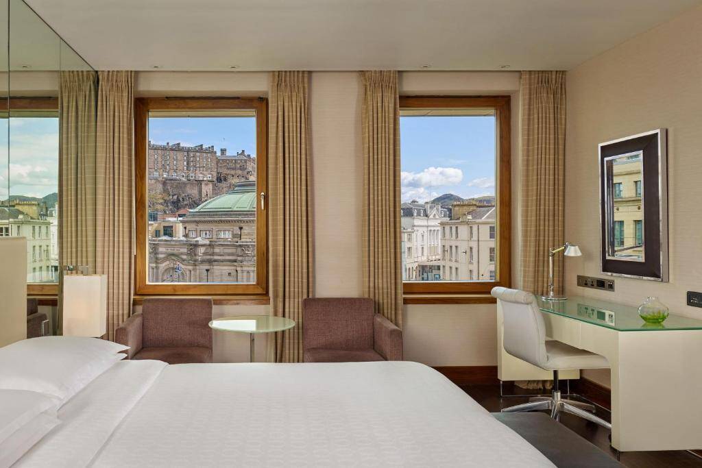 Deluxe King Edinburgh Castle View