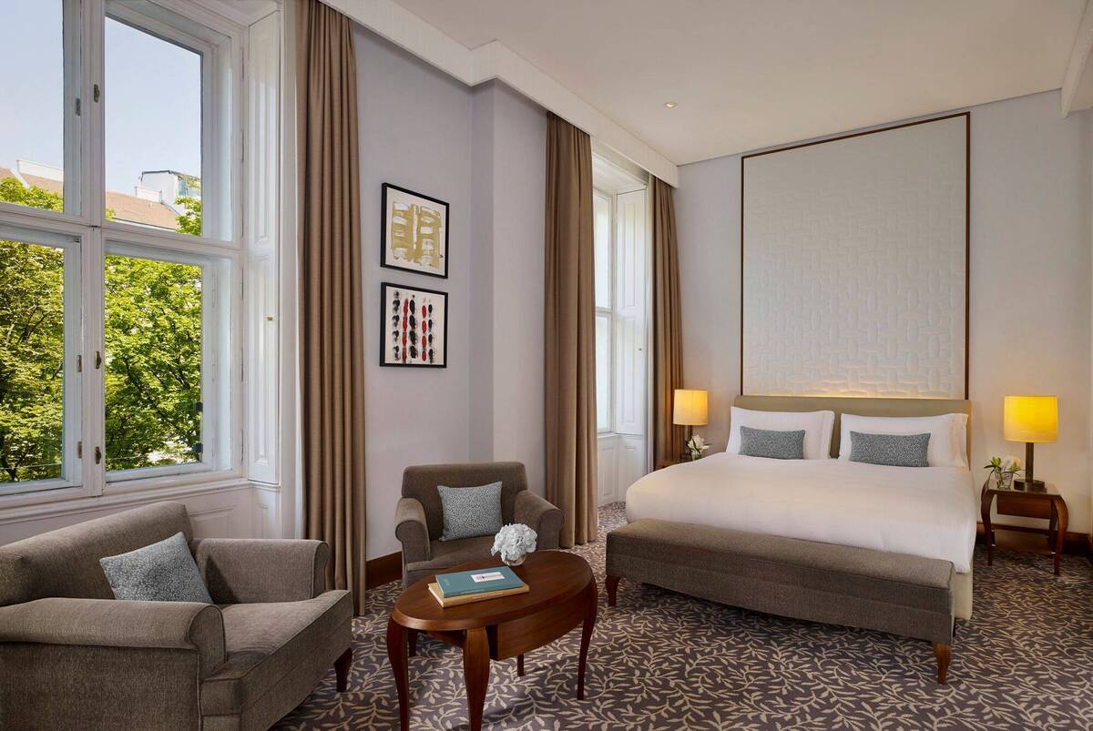PREMIUM DELUXE ROOM LARGER KING