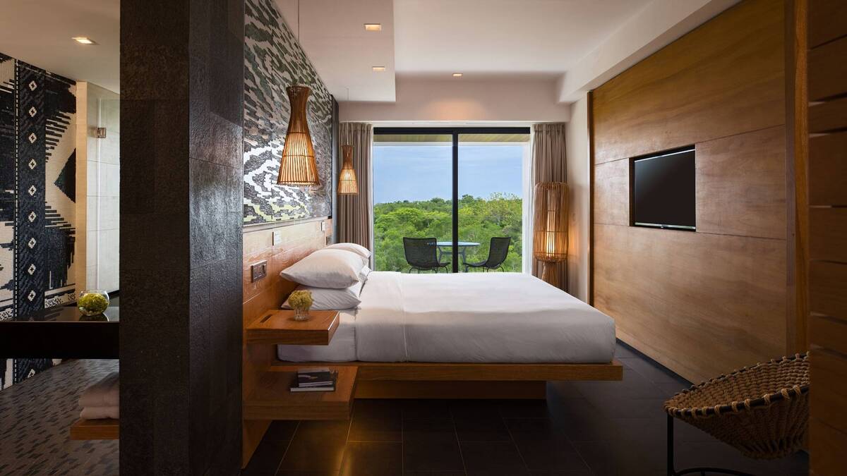 Guest Room King Garden View Balcony