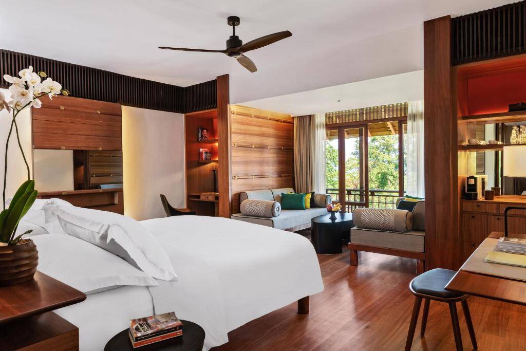 Canopy Garden King Bed