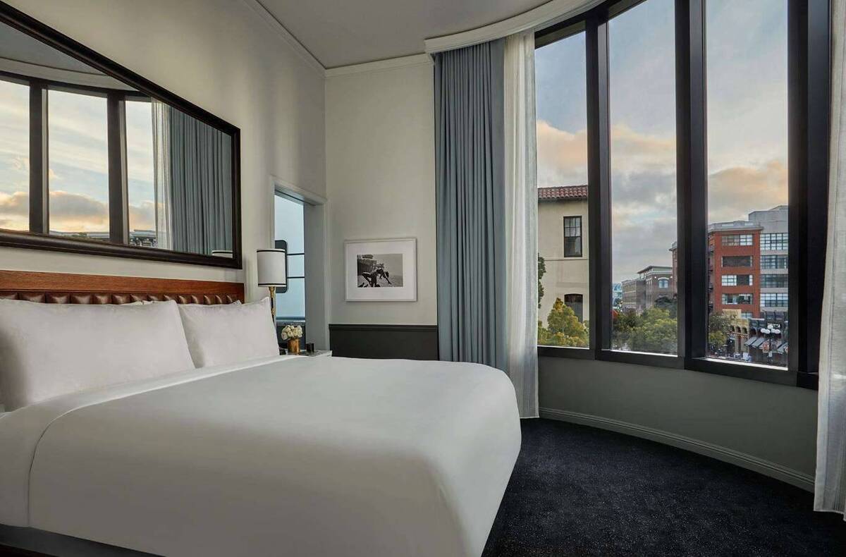 ACCESSIBLE CORNER KING ONE BEDROOM SUITE