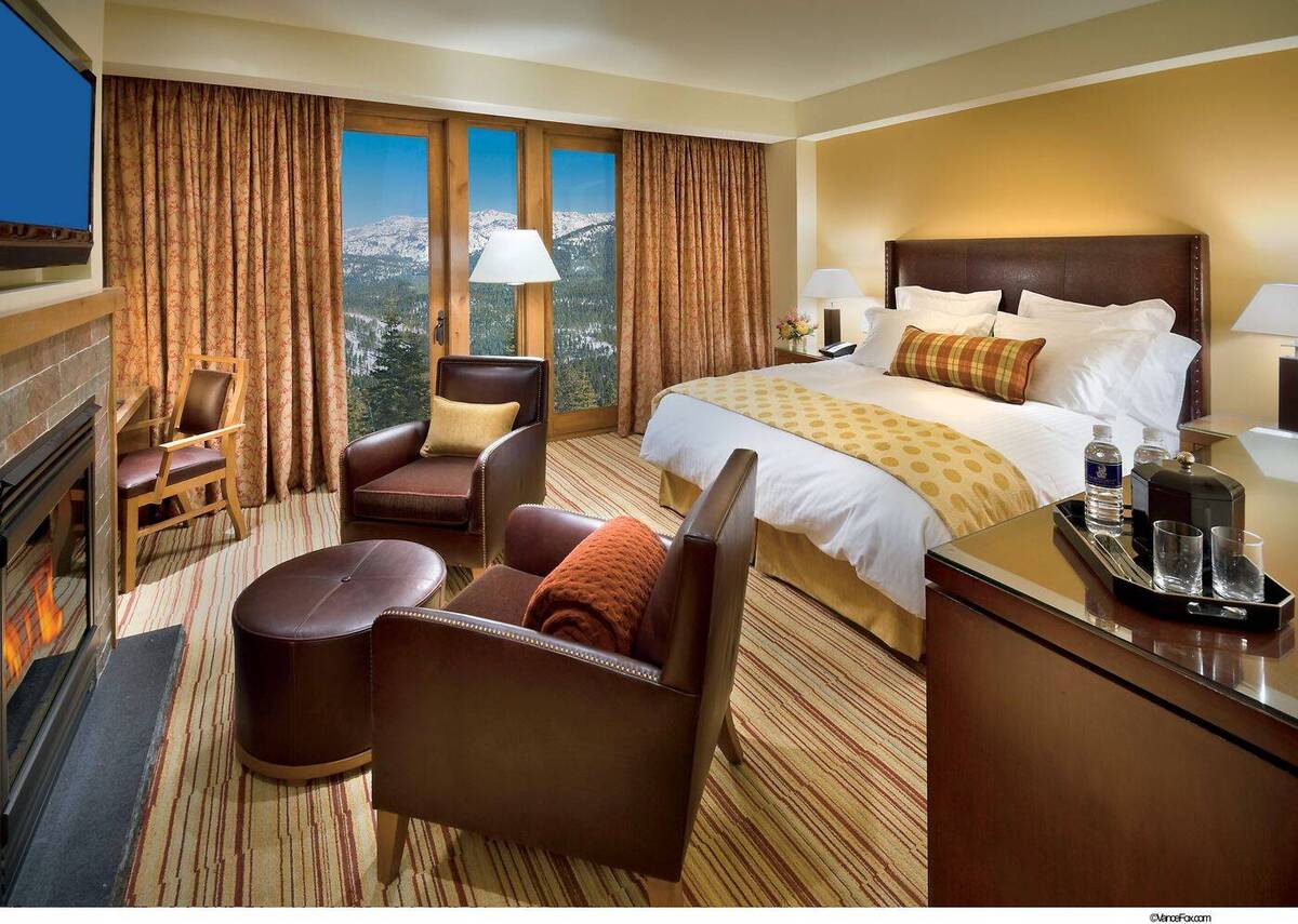  Larger Guest Room One King Mountain View Corner Room