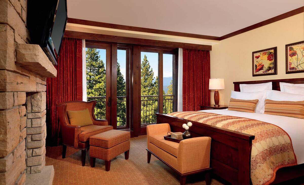 Four Bedroom Residence Mountain View Balcony Fireplace
