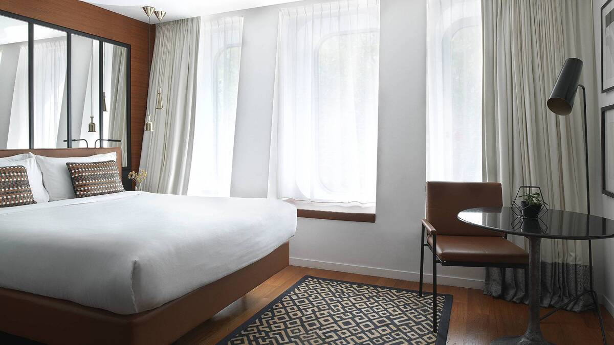 Bobo Guest Room, One Queen, Courtyard and City View