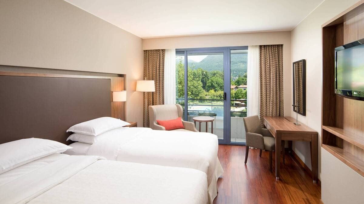 Deluxe Twin Pool View