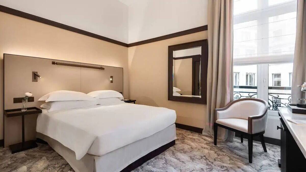 Queen Deluxe Room