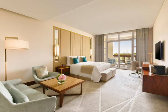 Grand Deluxe Pool View King Room