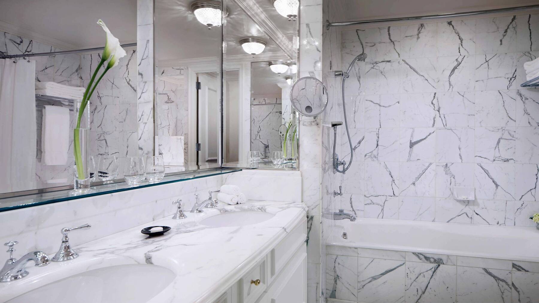 CLUB LEVEL SUPERIOR TWO TWIN ROOM