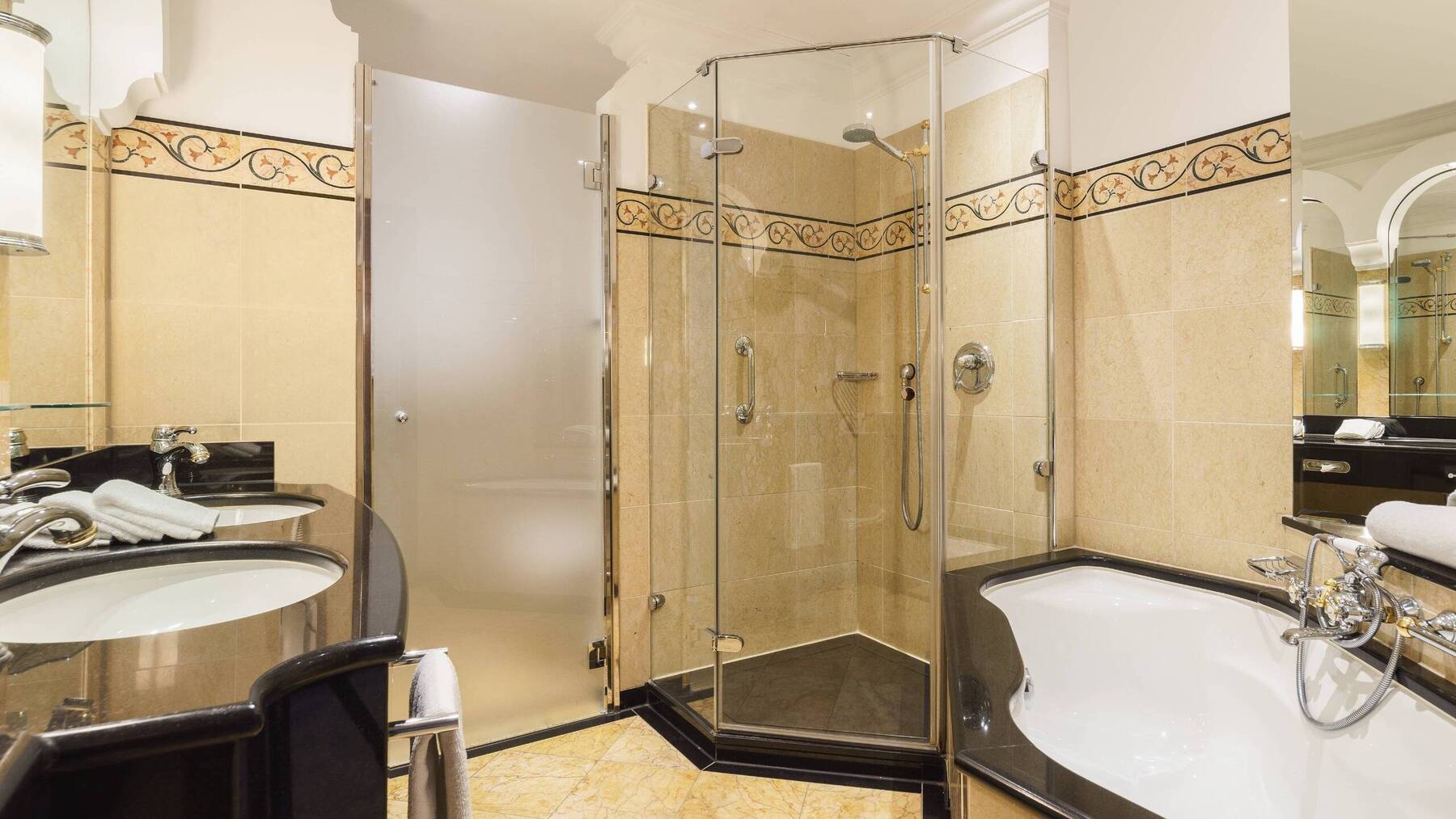 Classic Queen Garden view Balcony