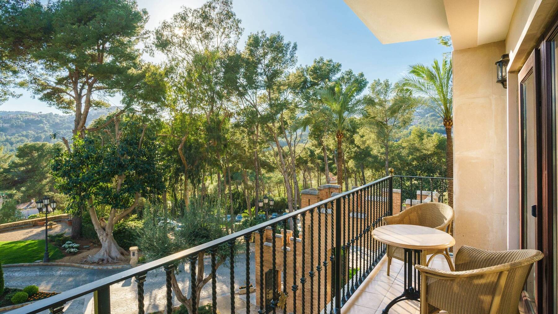 Classic Queen Garden view Balcony