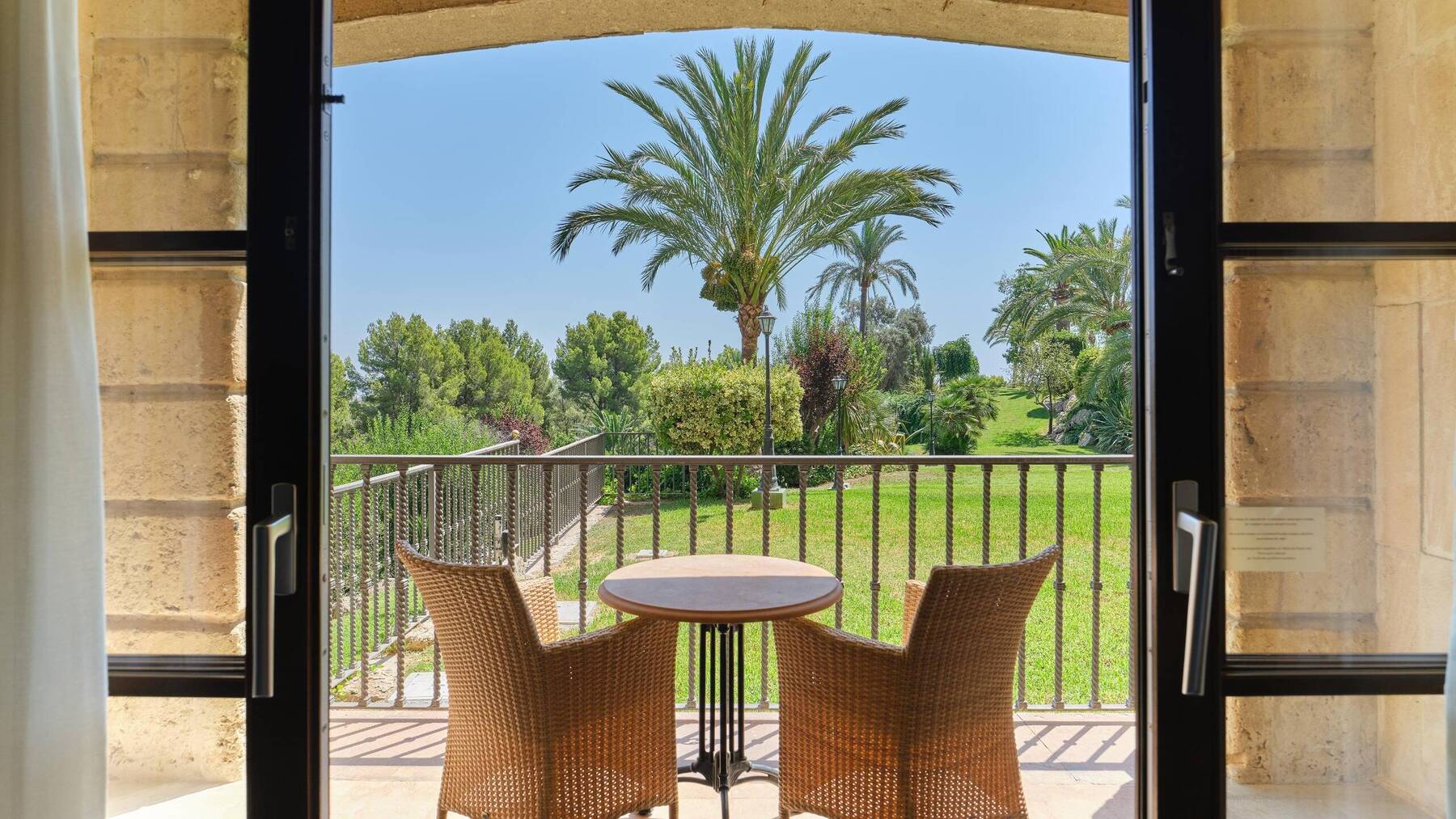 Deluxe King Garden view Balcony