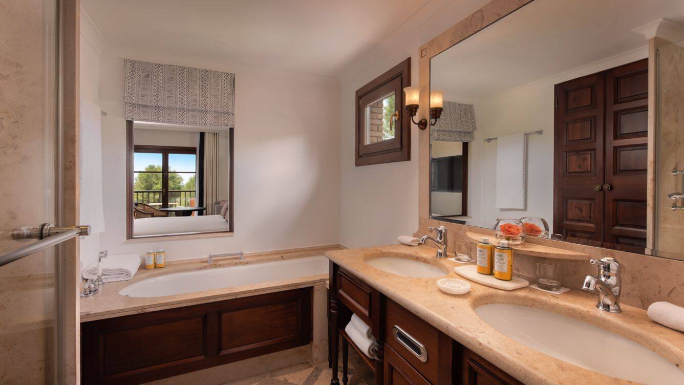 Grand Deluxe  King Bay view Balcony