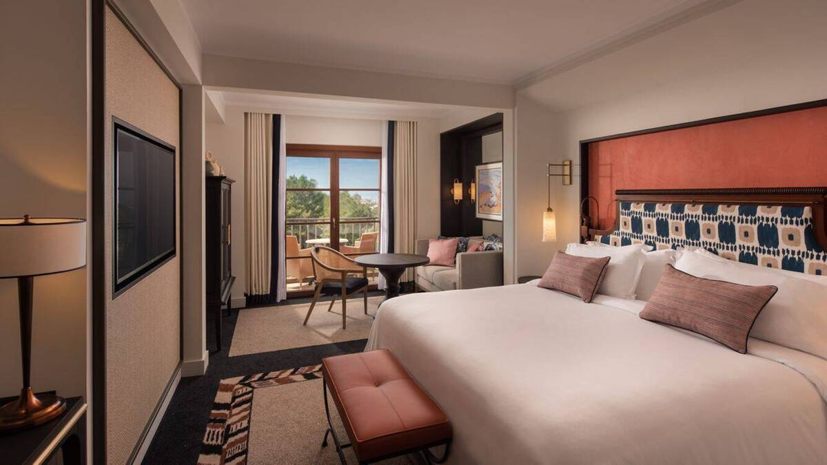 Grand Deluxe Guest Room King Bay View Balcony