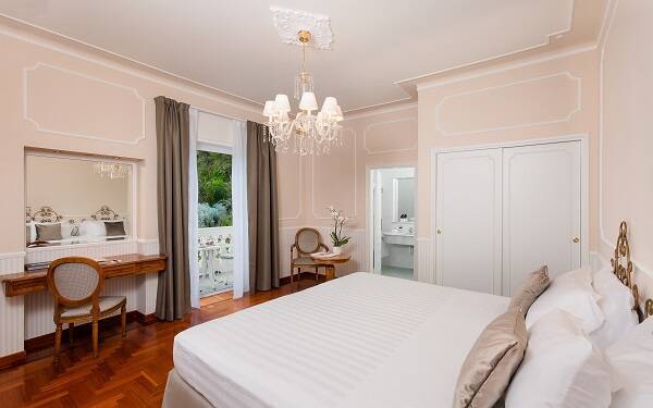 Deluxe Queen Room