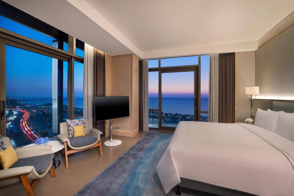 One Bedroom Horizon Suite Sea View