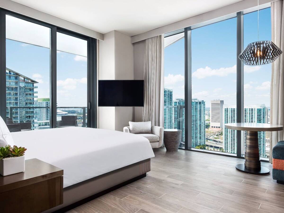 Corner King Room
