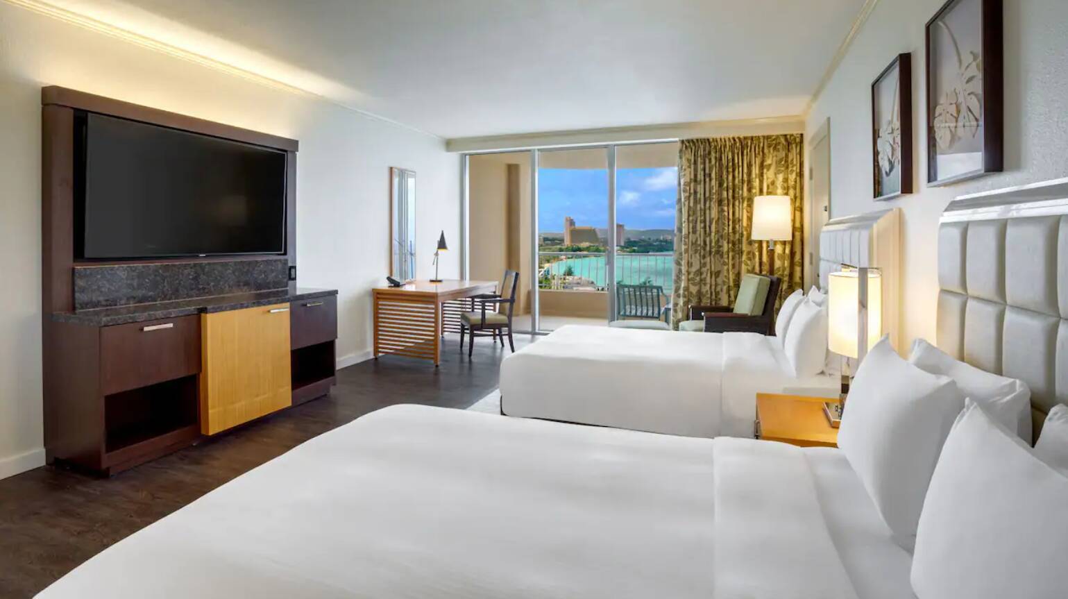 Club Access Two Twin Bed Room 