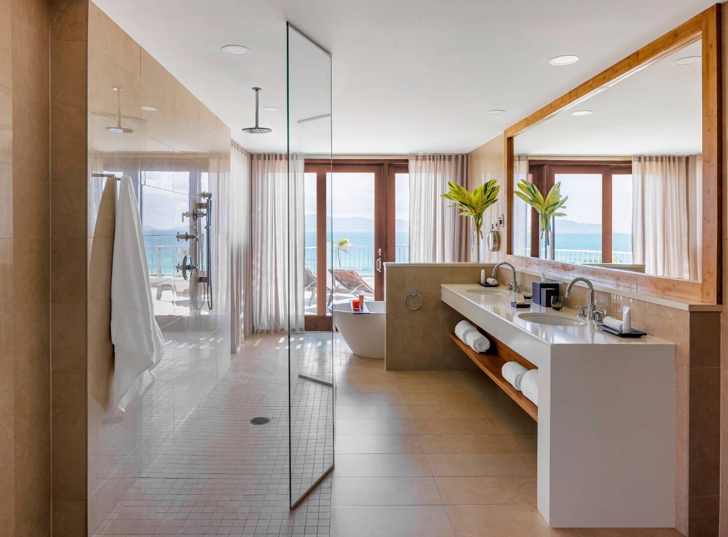 Oceanfront Deluxe Suite with Hot Tub