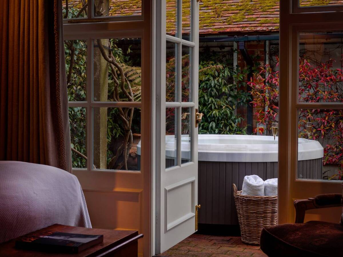 HOT TUB HOTEL SUITE