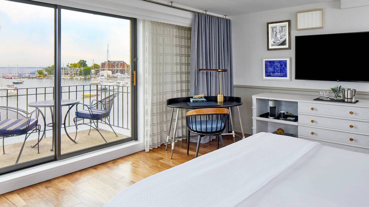 Guest Room King Waterfront, Balcony