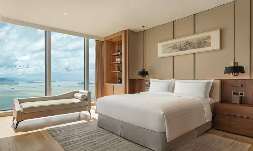 DELUXE SAEVIEW STUIDO SUITE LOUNGE ACCESS