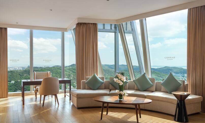 KING CONRAD SUITE LOUNGE ACCESS