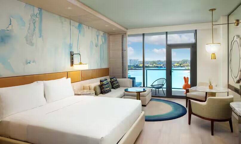 Lagoon View King Bed Mobility Access Shower