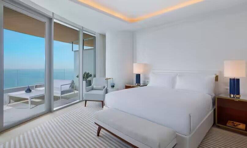 ONE BEDROOM CORNER SUITE