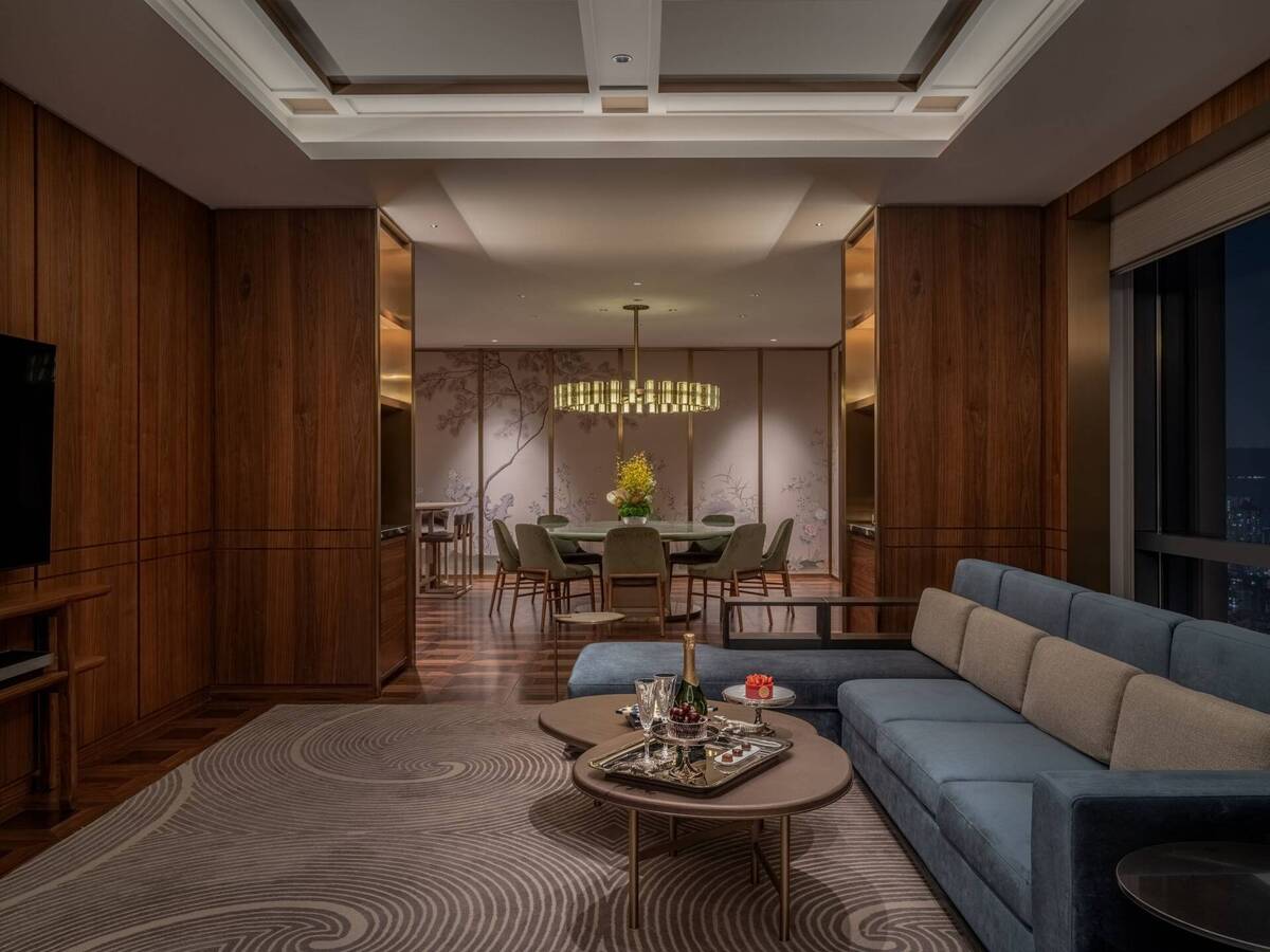 KING AMBASSADOR SUITE