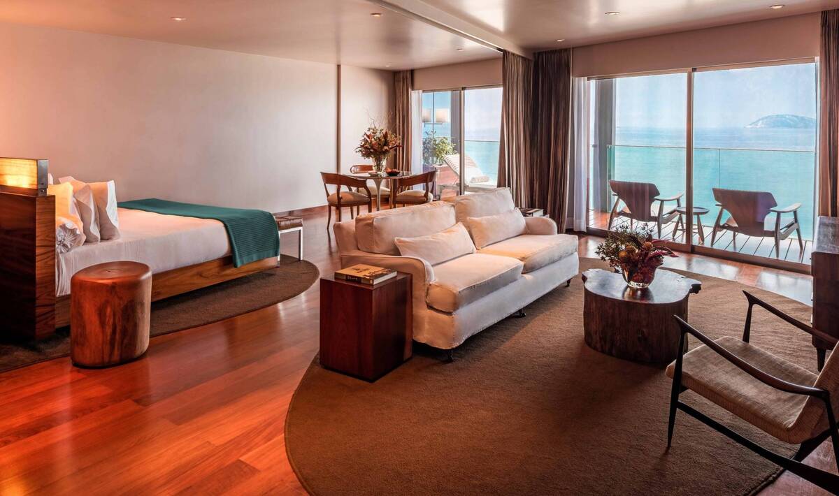 SUITE OCEANFRONT ROOM KING BED