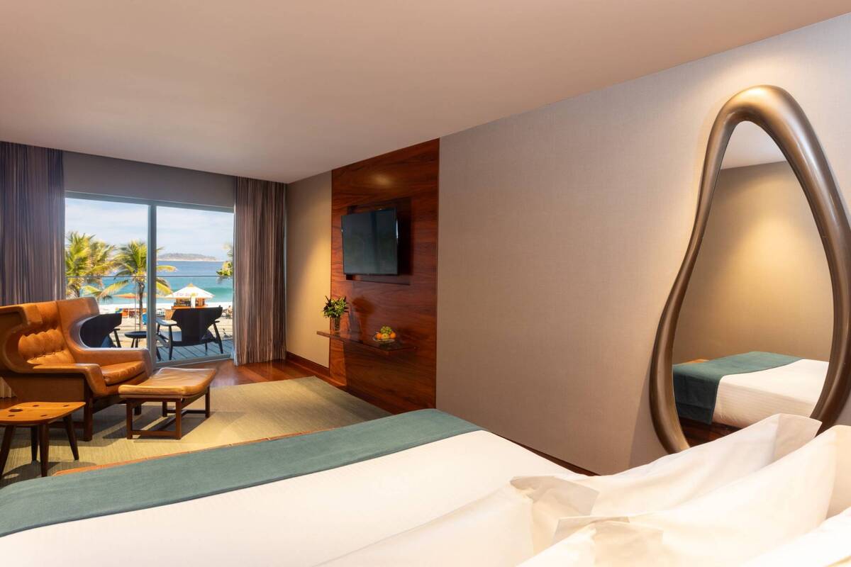 SUPERIOR  OCEAN FRONT FIRST FLOOR ROOM KING BED