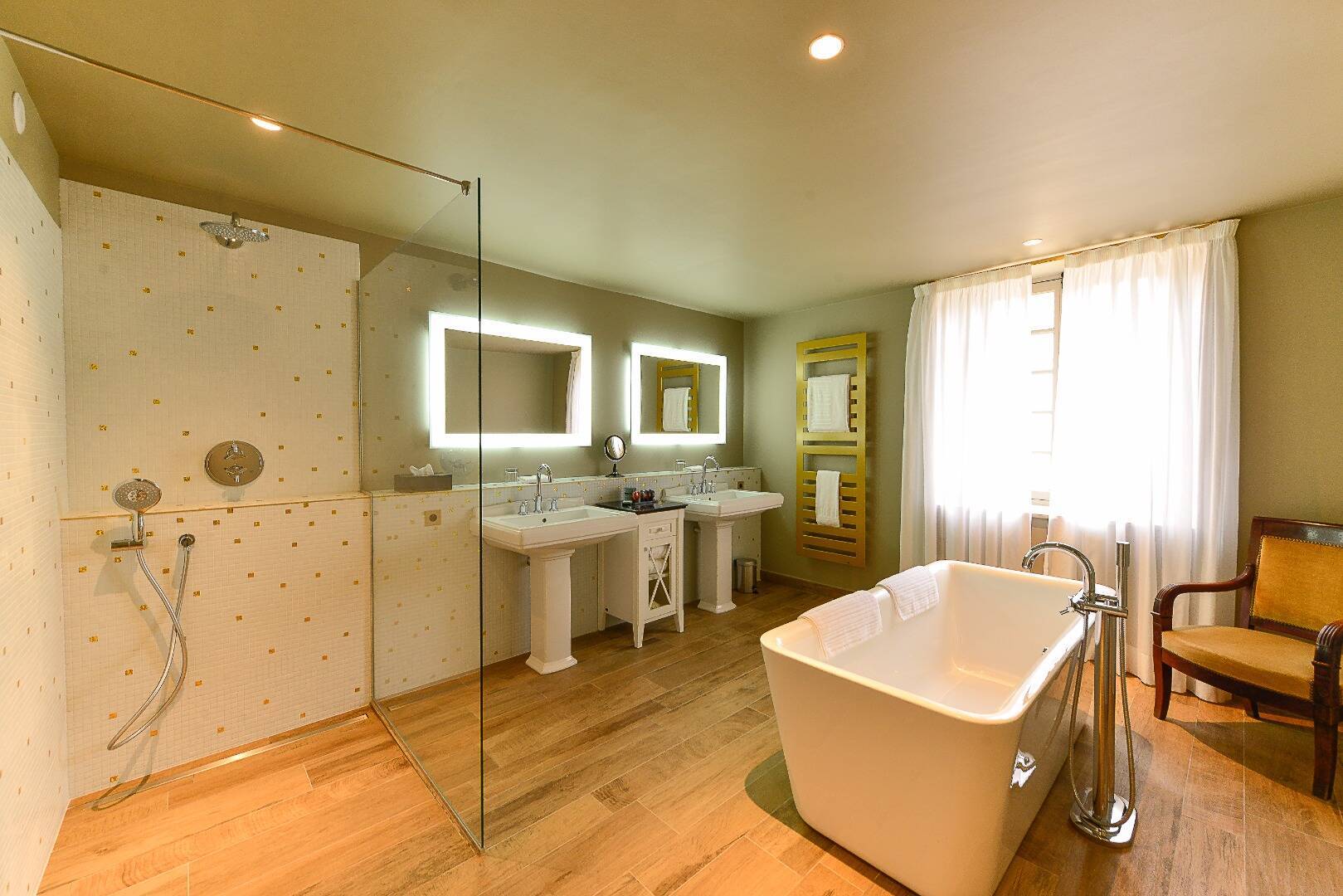 Deluxe Suite 