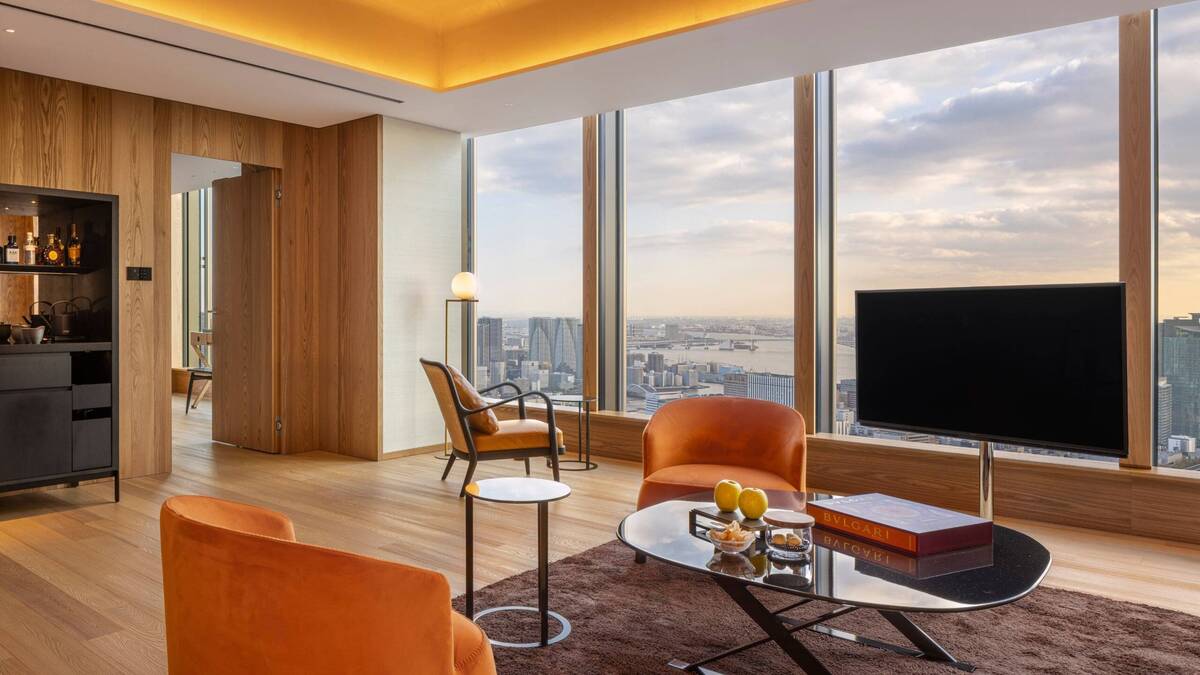 DELUXE SKYLINE VIEW SUITE