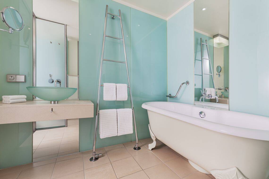 Superior Guest Room King Courtyard View