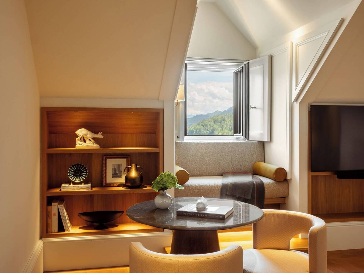 Premier Lakeview Suite