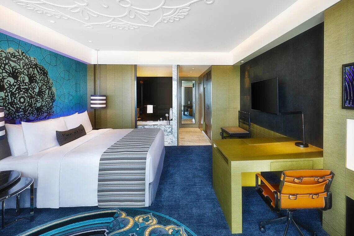 Deluxe Room King Garden View Garden Level