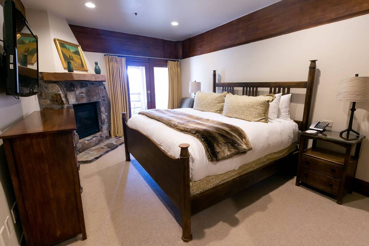 Deluxe King Room with Fireplace