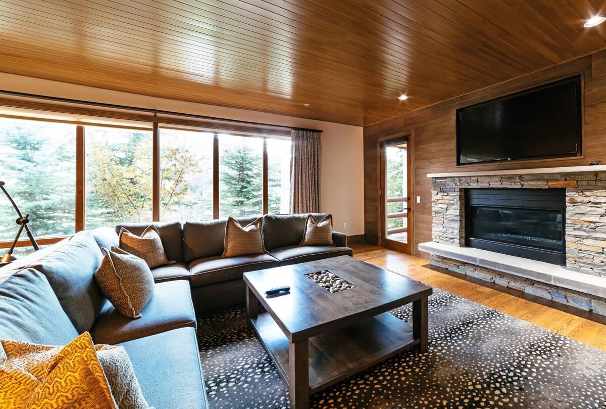 Luxury Two Bedroom Corner Suite with Mountain Views