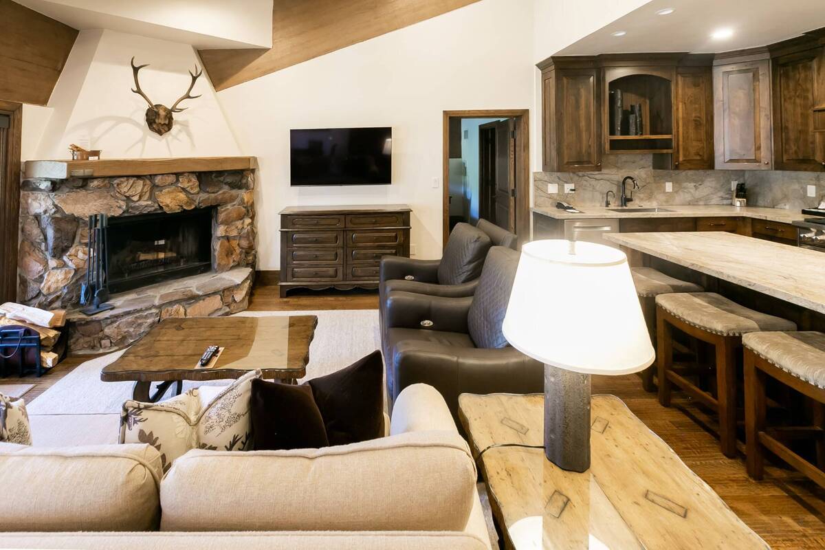 Luxury Suite with Mountain View