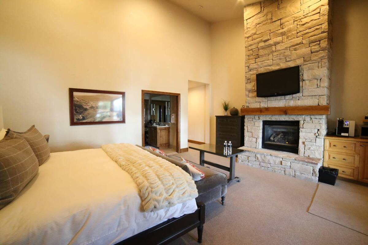 Main Lodge King bed with Fireplace and Deck