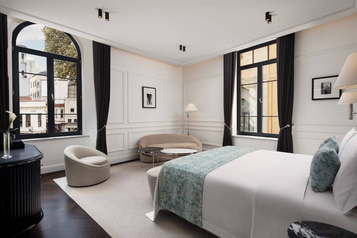 Charm Corner Suite Room