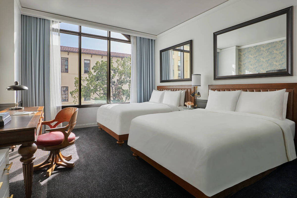 DELUXE SKYLINE KING/QUEEN TWO BEDROOM SUITE